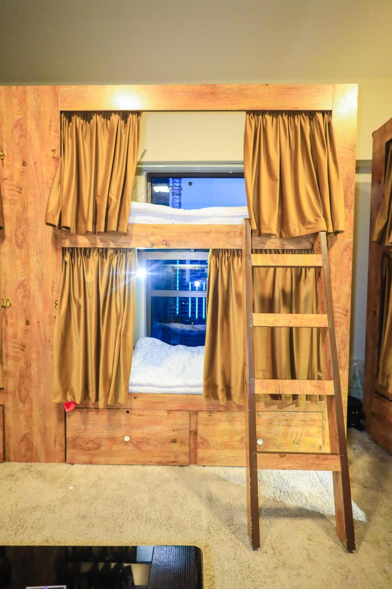 Lunar Hostel Plus Dubai Exterior foto